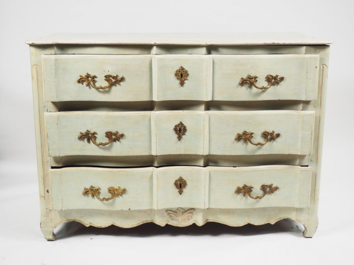 	Commode Louis XIV en bois relaqué céladon, façade à arbalète, ouvrant