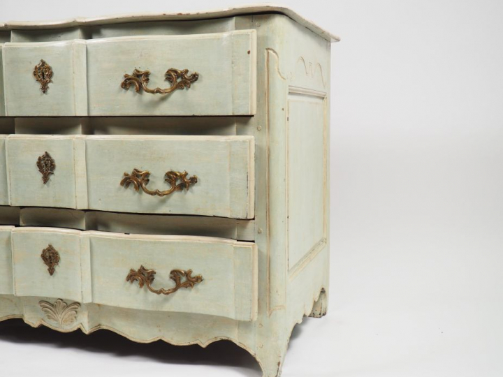 	Commode Louis XIV en bois relaqué céladon, façade à arbalète, ouvrant