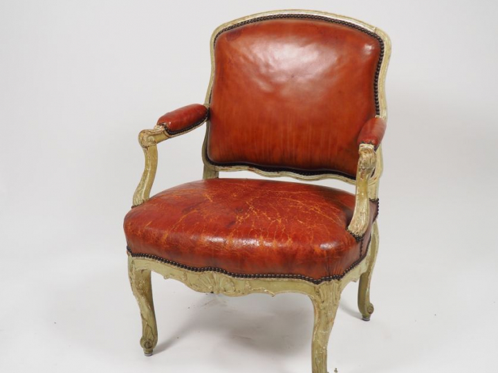 	Fauteuil à dos plat Louis XV en bois sculpté et laqué vert, à décor d