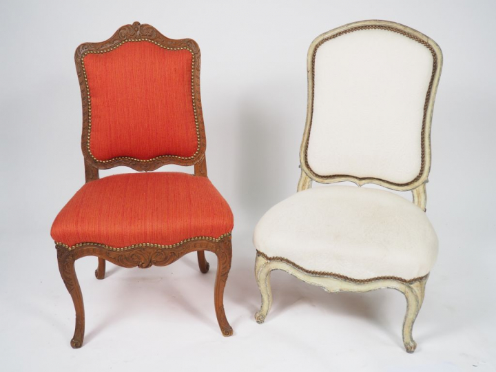 	Chauffeuse Louis XV en bois laqué gris. Garniture de tissu blanc. Cha