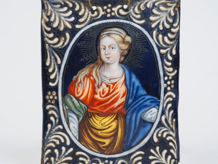 	Plaque en émail peint polychrome représentant une sainte Femme dans u