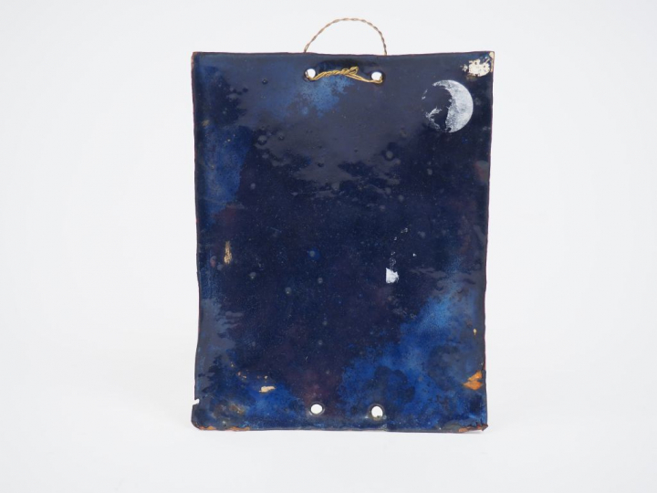 	Plaque en émail peint polychrome représentant une sainte Femme dans u