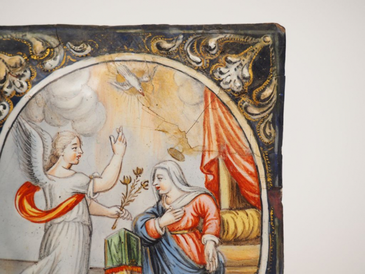 	Plaque en émail peint polychrome avec rehauts d’or représentant l’Ann