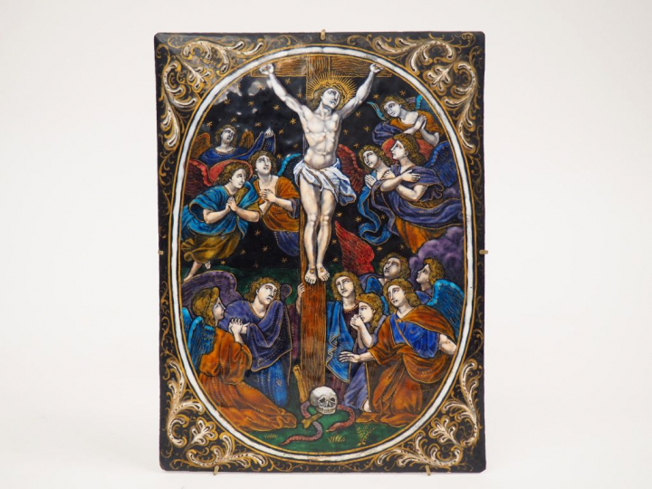 Plaque en émail peint polychrome avec rehauts d’or représentant la Cru