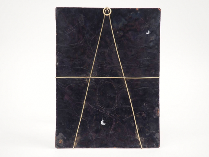 Plaque en émail peint polychrome avec rehauts d’or représentant la Cru