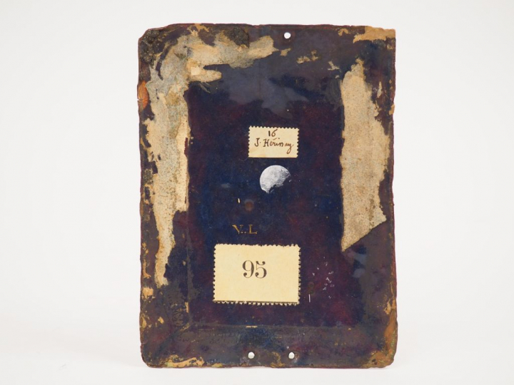 Plaque en émail peint polychrome avec rehauts de dorure représentant s