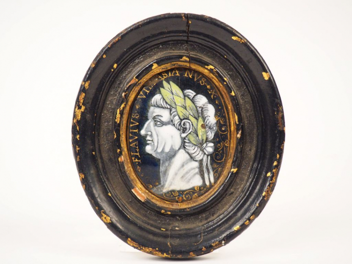 	Médaillon en émail peint polychrome avec rehauts de dorure à décor d’