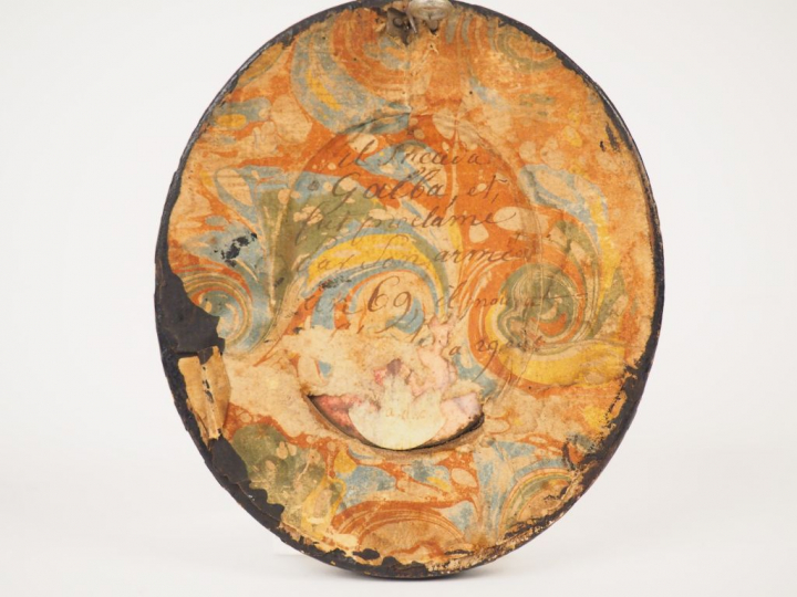 	Médaillon en émail peint polychrome avec rehauts de dorure à décor d’