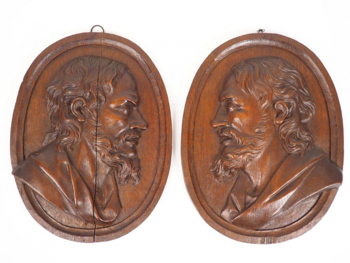 Paire de médaillons en chêne sculpté représentant des profils d’homme 