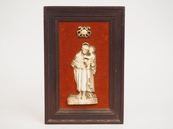 	Sujet XVIIème en ivoire « Saint Joseph et l’Enfant Jésus ».   H. 12 c