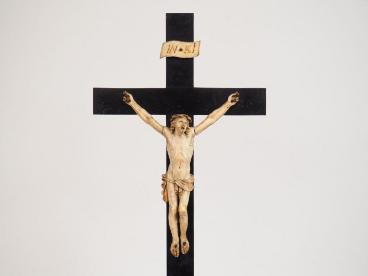 Crucifix XVIIème en ébène, ivoire sculpté et bois noirci.  H. 59 cm  (
