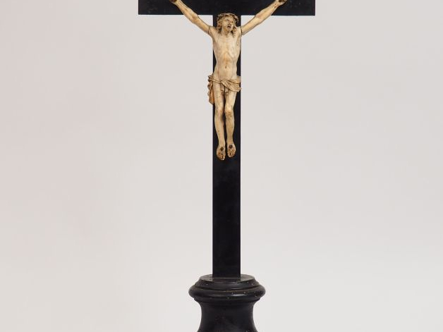 Crucifix XVIIème en ébène, ivoire sculpté et bois noirci.  H. 59 cm  (