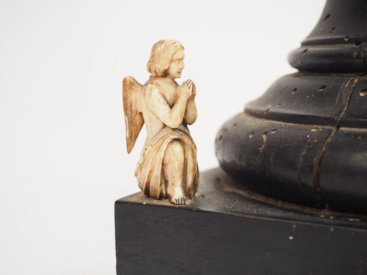 Crucifix XVIIème en ébène, ivoire sculpté et bois noirci.  H. 59 cm  (