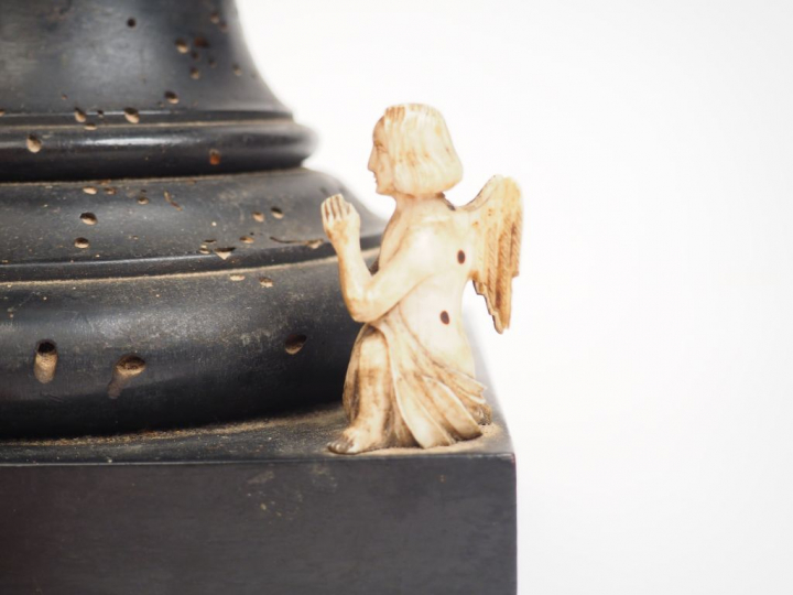 Crucifix XVIIème en ébène, ivoire sculpté et bois noirci.  H. 59 cm  (