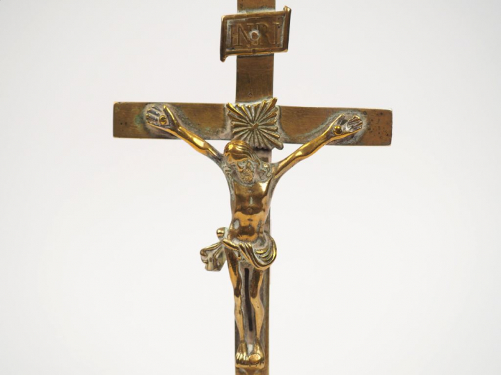 Crucifix en bronze XVIIème.  H. 26 cm  (base rapportée ?, légèrement t