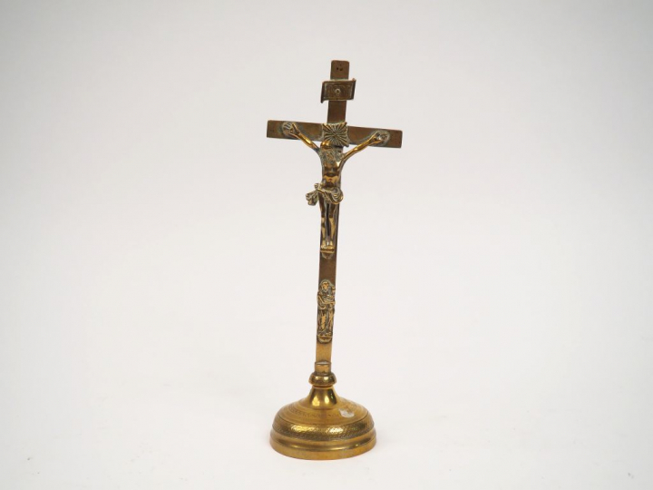 Crucifix en bronze XVIIème.  H. 26 cm  (base rapportée ?, légèrement t