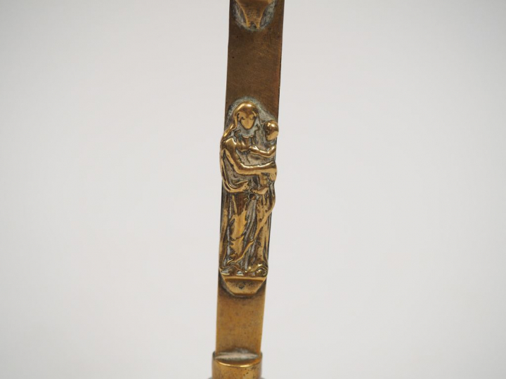 Crucifix en bronze XVIIème.  H. 26 cm  (base rapportée ?, légèrement t