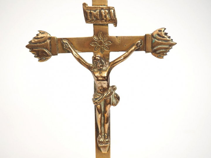 Crucifix XVIIème en bronze. H. 24,4 cm (légèrement tordu)
