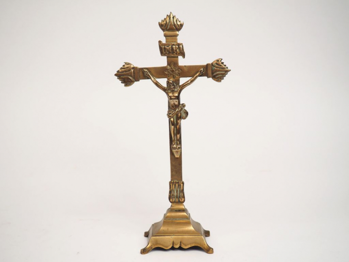 Crucifix XVIIème en bronze. H. 24,4 cm (légèrement tordu)