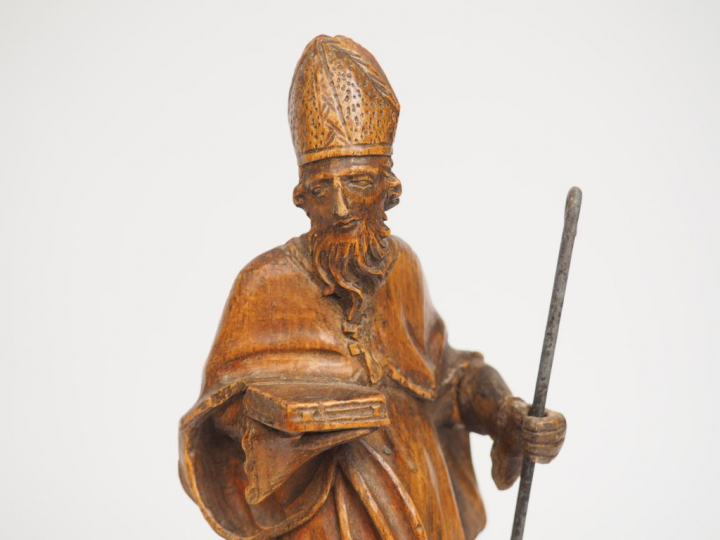 Sujet XVIIème en tilleul sculpté. « Evêque » H. 32 cm (crosse rapporté