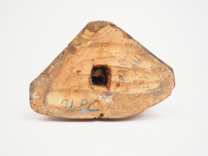 Sujet XVIIème en tilleul sculpté. « Evêque » H. 32 cm (crosse rapporté