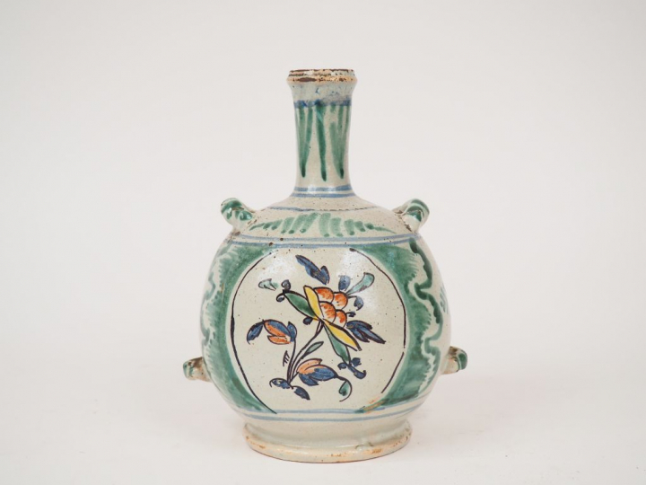 	Gourde XVIIIème en faïence, à décor de fleurs polychromes. H. 23 cm