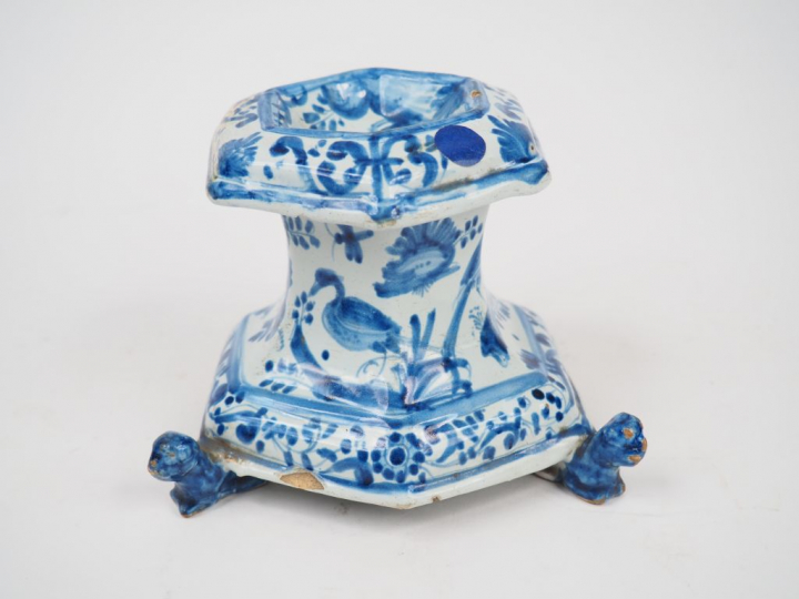 Grand saleron XVIIème en faïence, à décor en camaïeu bleu d’oiseaux et