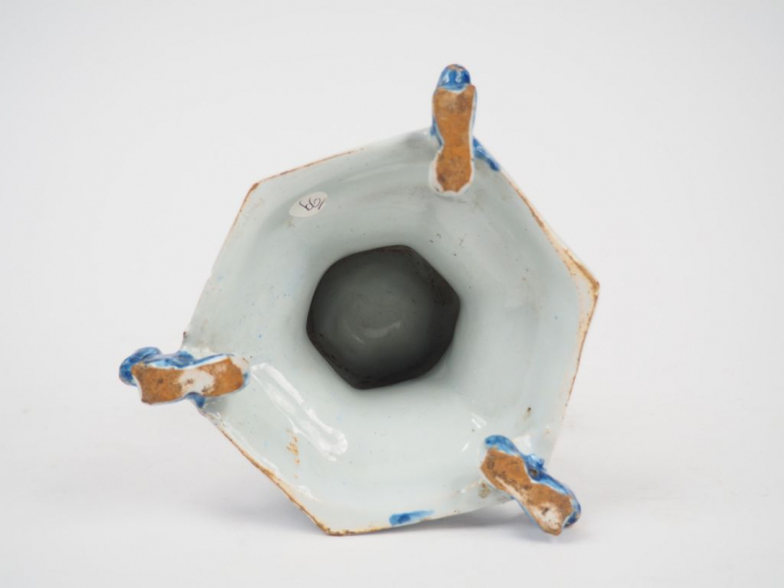 Grand saleron XVIIème en faïence, à décor en camaïeu bleu d’oiseaux et