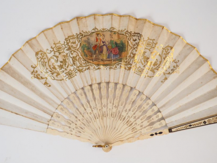 Eventail à feuilles pliées de style Louis XVI orné d’une gravure rehau