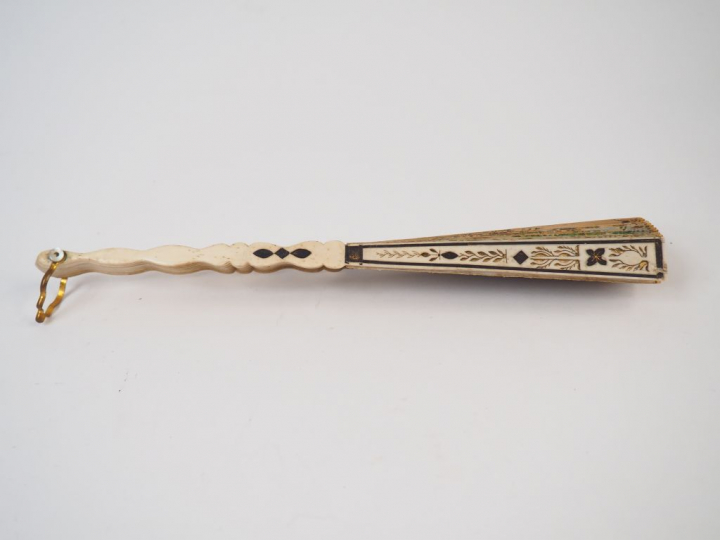 Eventail à feuilles pliées de style Louis XVI orné d’une gravure rehau