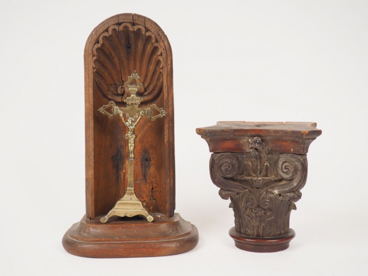 Ensemble comprenant :  - un chapiteau de colonne corinthienne en bois 