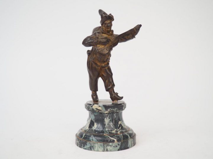 "Polichinelle" Sujet en bronze à patine brune.  Socle en marbre vert. 