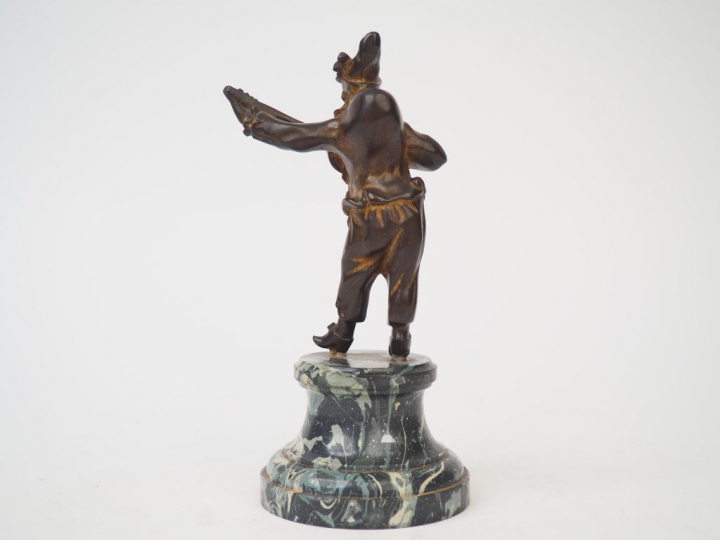 "Polichinelle" Sujet en bronze à patine brune.  Socle en marbre vert. 