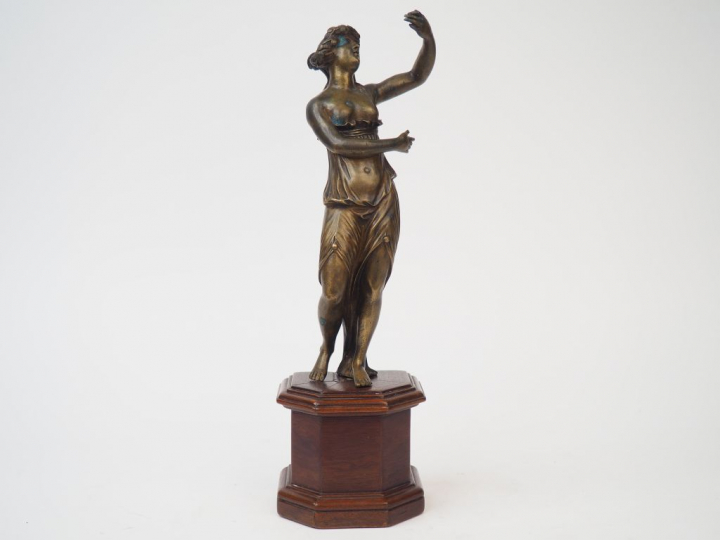 "Danseuse à l'antique" Sujet en bronze.  Socle en bois mouluré.  H. sa