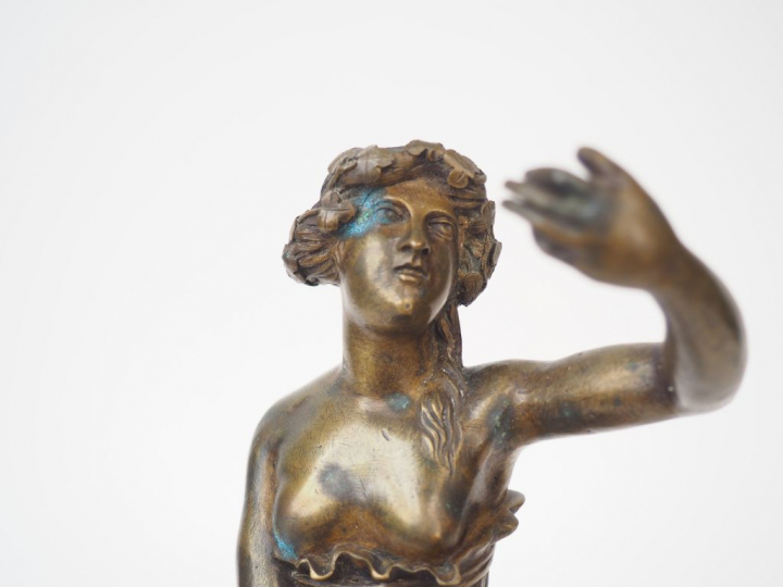 "Danseuse à l'antique" Sujet en bronze.  Socle en bois mouluré.  H. sa