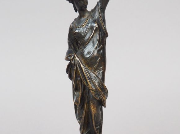 Femme drapée à l’antique tenant une lampe à huile en bronze patiné. Dé