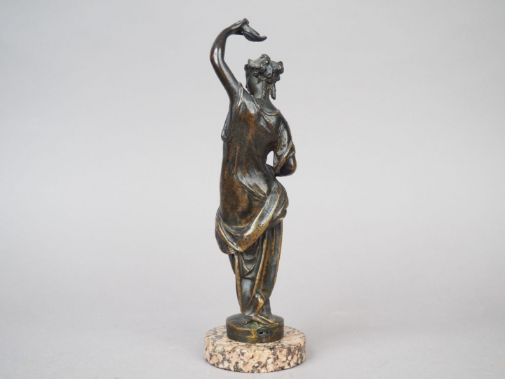 Femme drapée à l’antique tenant une lampe à huile en bronze patiné. Dé