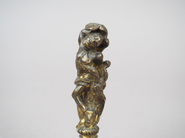 Prométhée en bronze doré sur un piédouche. XIXème siècle, dans le goût
