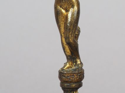 Vénus pudique en bronze doré sur un piédouche. XIXème, dans le goût de