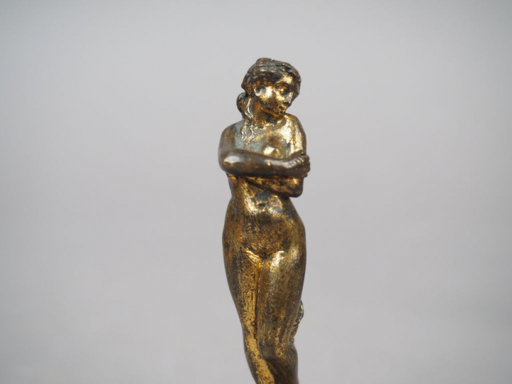 Vénus pudique en bronze doré sur un piédouche. XIXème, dans le goût de