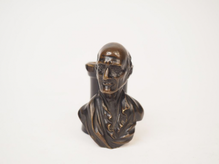Ecole française XIXème  "Voltaire" Sujet en bronze à patine brune.  So