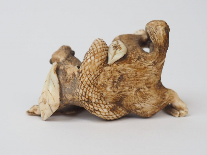 Petit okimono en ivoire marin "Rongeur aux prises avec un serpent".  J