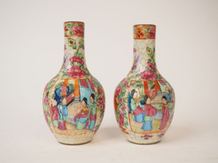 Paire de vases soliflores XIXème en porcelaine polychrome de Canton.  