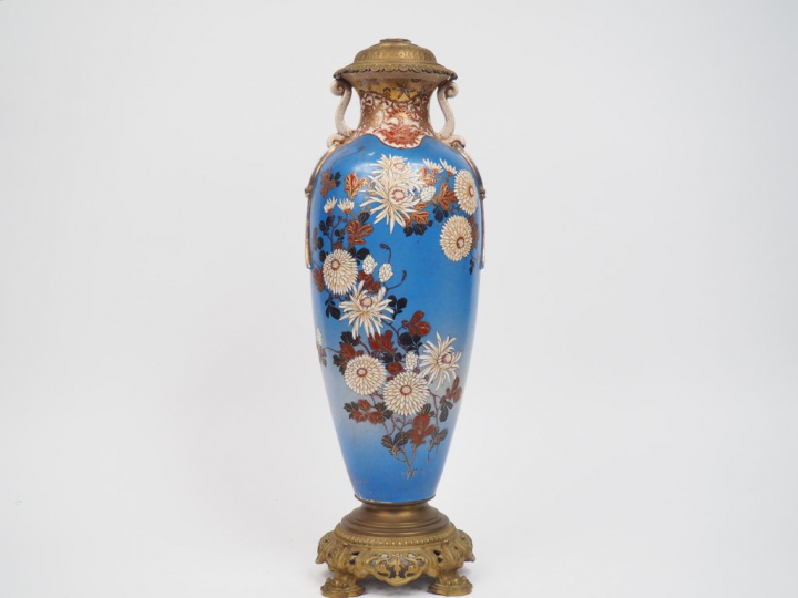 Grand vase monté en céramique de Satsuma, à décor de fleurs polychrome