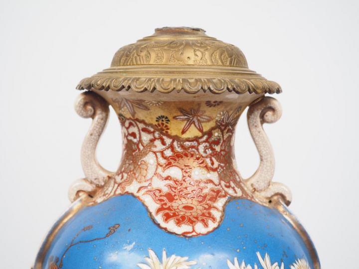 Grand vase monté en céramique de Satsuma, à décor de fleurs polychrome