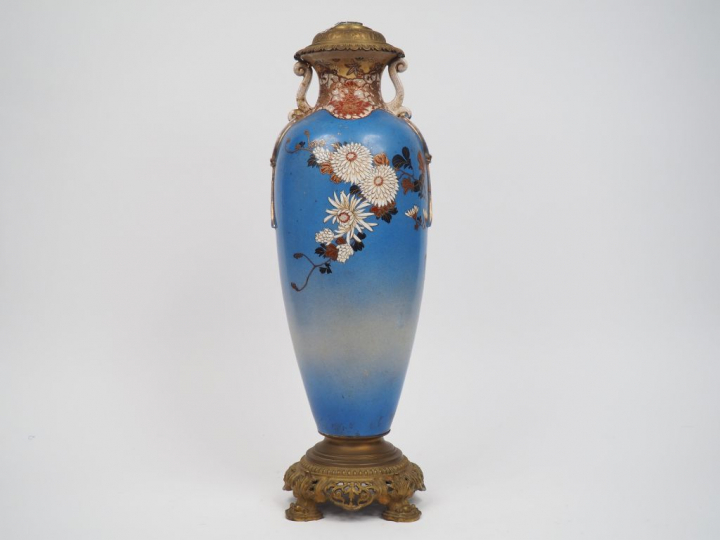 Grand vase monté en céramique de Satsuma, à décor de fleurs polychrome