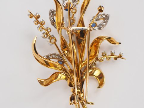 BOUCHERON à Paris. Broche gerbe en or jaune, diamants et saphirs. Dans