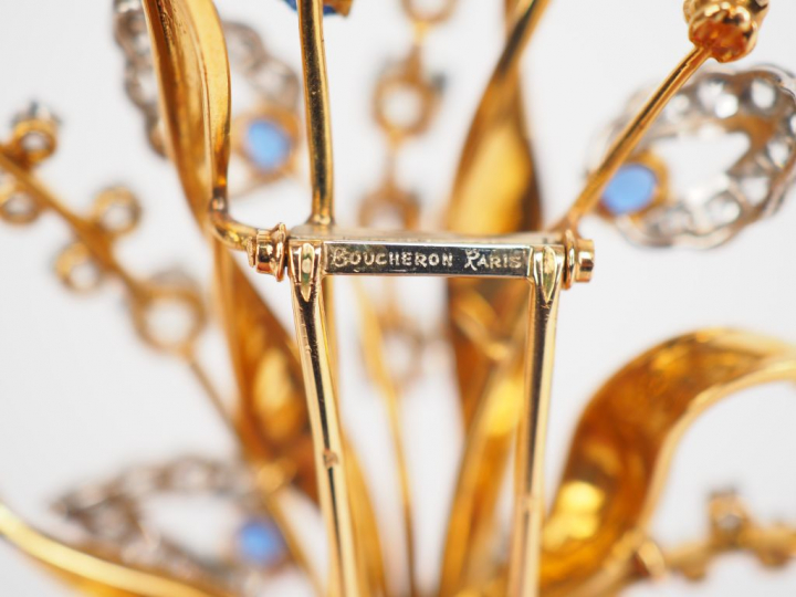 BOUCHERON à Paris. Broche gerbe en or jaune, diamants et saphirs. Dans