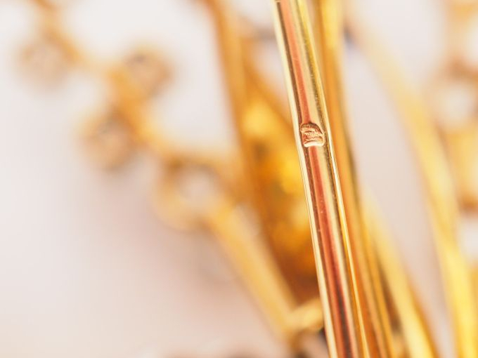 BOUCHERON à Paris. Broche gerbe en or jaune, diamants et saphirs. Dans