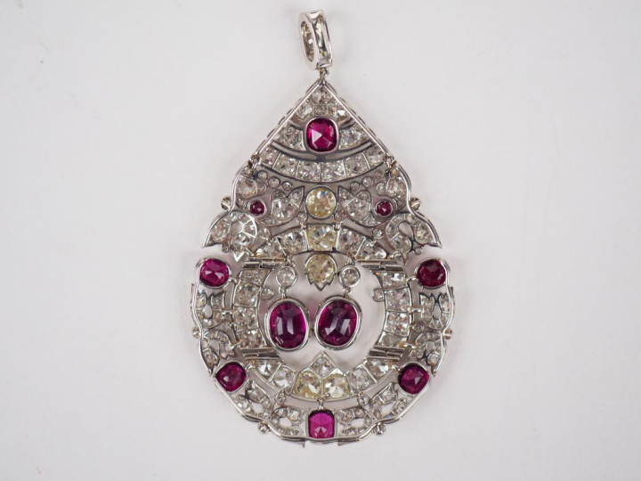 Important pendentif de style Art déco en platine, serti de diamants ta